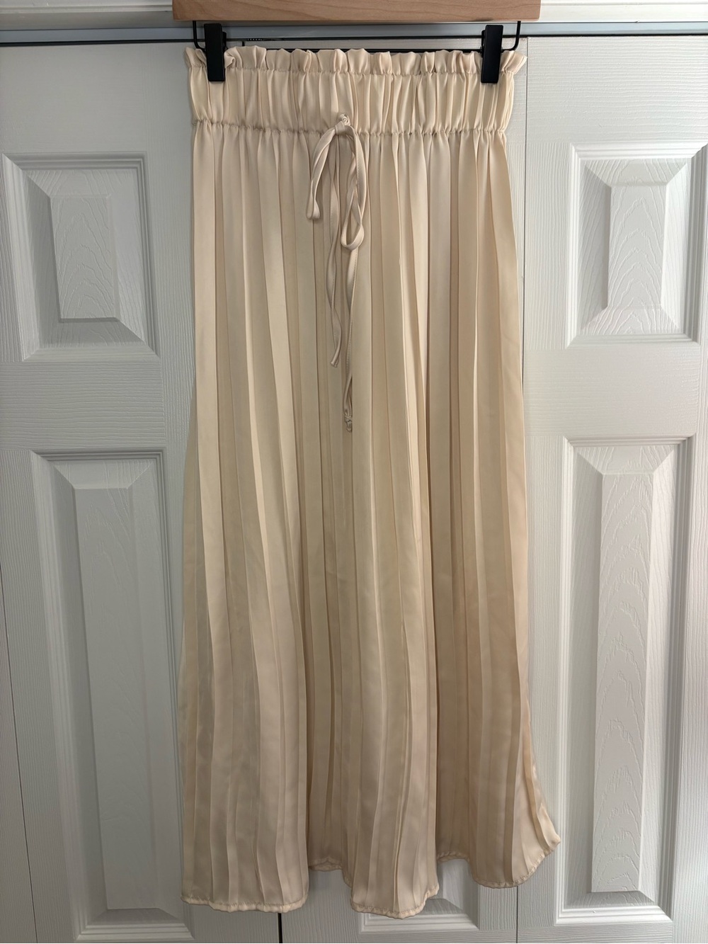 Women’s Deluc cream colored pleated maxi skirt size XS